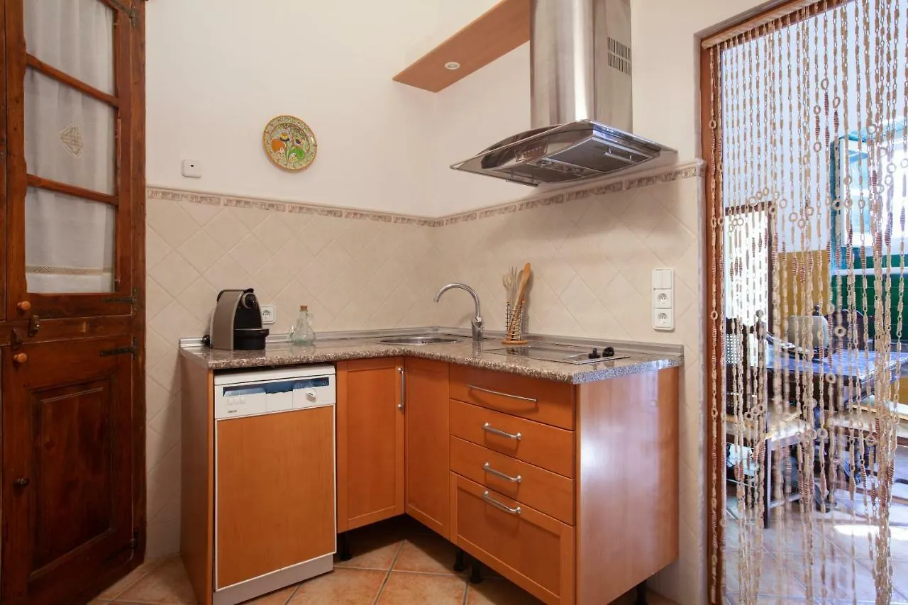 Akira Flats Cadaques Llane Daire 0*,